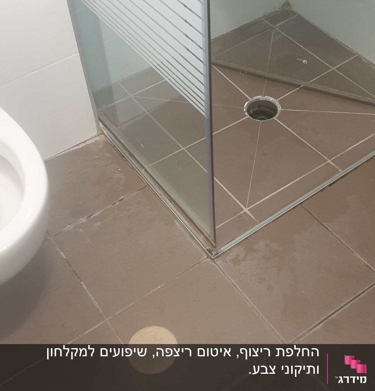 מקלחון זכוכית עם רצפת אריחים חומים וניקוז